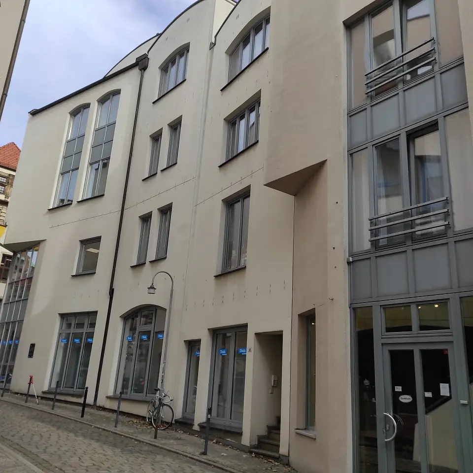 Seitenansicht Justizzentrum II mit der Stra&szlig;e Marterburg im Vordergrund, Blickrichtung nach Norden