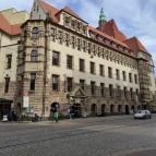 Seitenansicht Justizzentrum am Wall (Altbau) mit der Straße Ostertortorstraße im Vordergrund, Links Eingang Buchtstraße