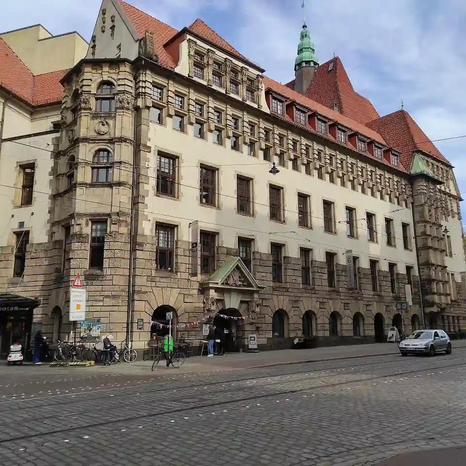 Seitenansicht Justizzentrum am Wall (Altbau) mit der Stra&szlig;e Ostertortorstra&szlig;e im Vordergrund, Links Eingang Buchtstra&szlig;e