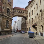 Denkmalgeschützter Übergang vom Justizzentrum am Wall (recht) und Landgericht (links), über der Buchtstraße