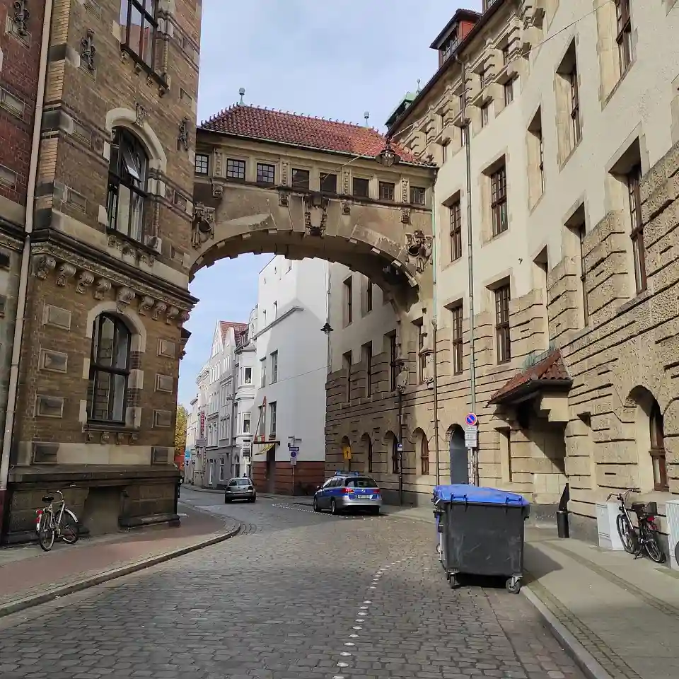 Denkmalgesch&uuml;tzter &Uuml;bergang vom Justizzentrum am Wall (recht) und Landgericht (links), &uuml;ber der Buchtstra&szlig;e