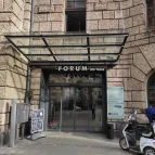 Seiteneingang des Justizzentrums am Wall (Altbau), mit der Buchtstraße im Vordergrund