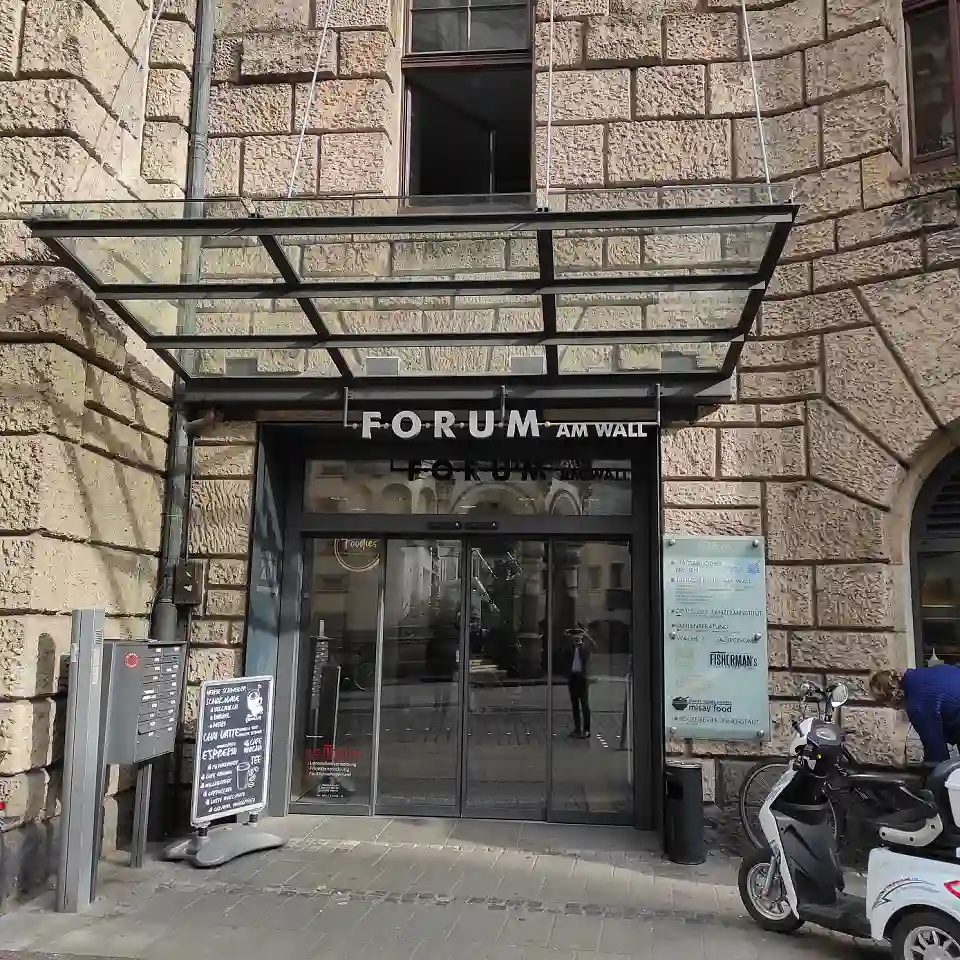 Seiteneingang des Justizzentrums am Wall (Altbau), mit der Buchtstra&szlig;e im Vordergrund