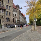 Seitenansicht Justizzentrum am Wall (Altbau) mit der Straße Am Wall im Vordergrund, Blickrichtung nach Norden