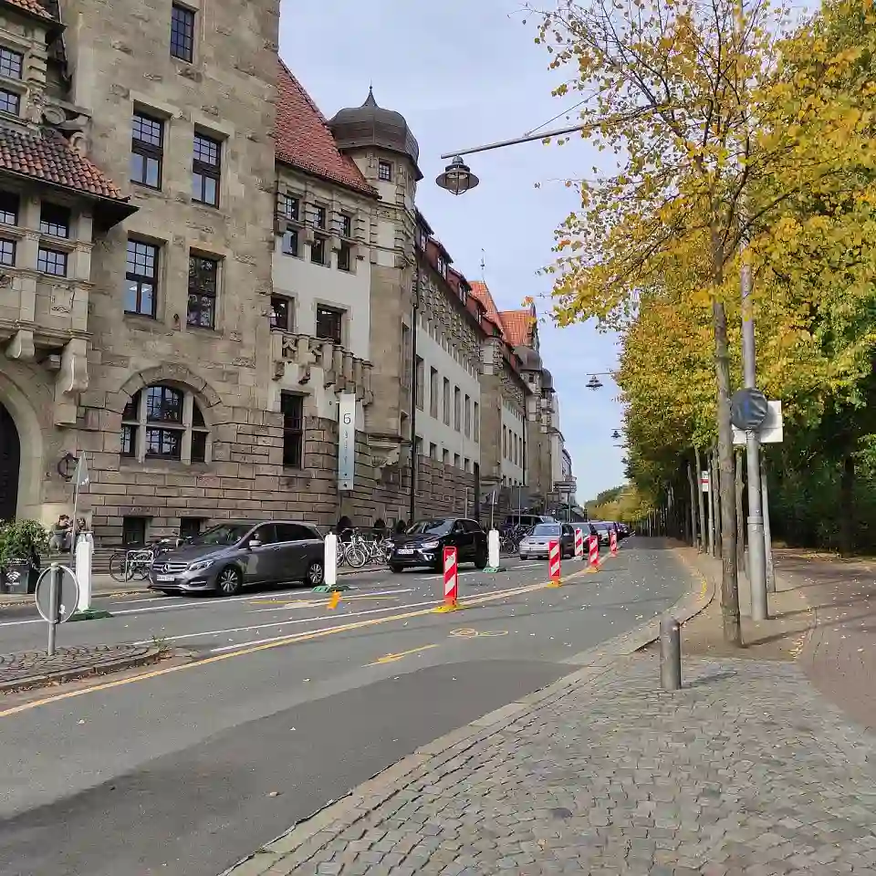 Seitenansicht Justizzentrum am Wall (Altbau) mit der Stra&szlig;e Am Wall im Vordergrund, Blickrichtung nach Norden