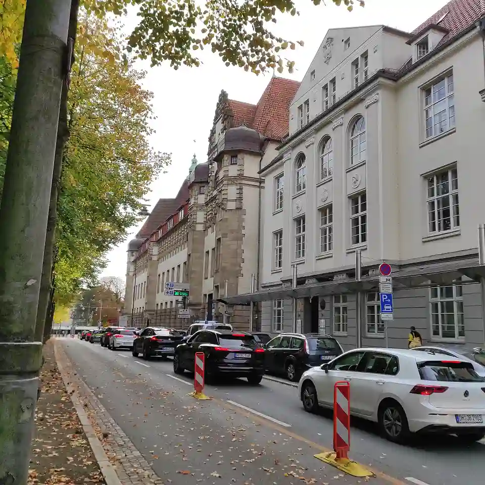 Seitenansicht Justizzentrum am Wall (Altbau) mit der Stra&szlig;e Am Wall im Vordergrund, Blickrichtung nach S&uuml;den