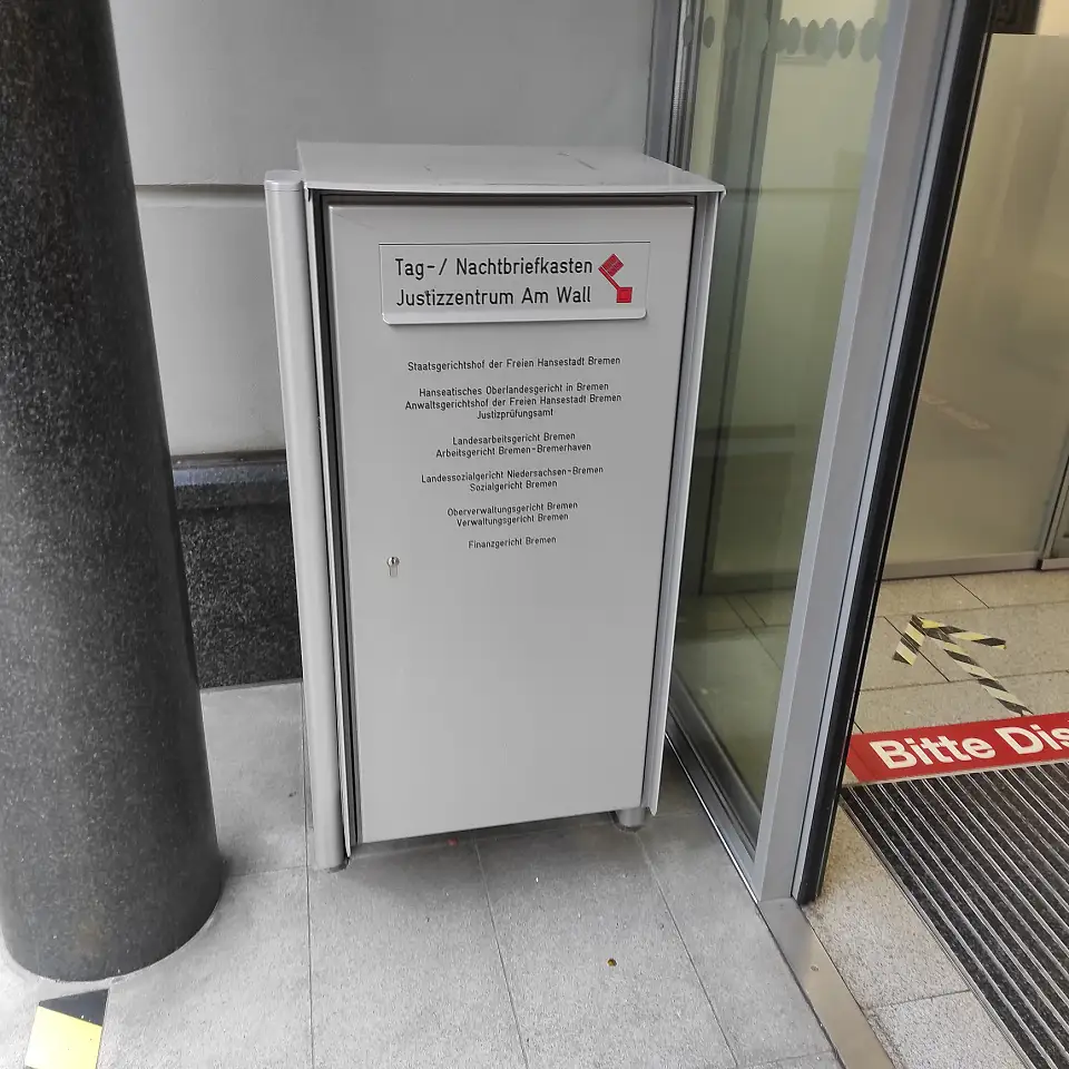 Tag- und Nachtbriefkasten des Justizzentrum, links am Haupteingang des Justizzentrums am Wall (Neubau)