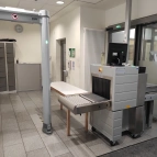 Sicherheitsschleuse des Justizzentrums Am Wall (Neubau) mit Röntgengerät und Metalldetektor