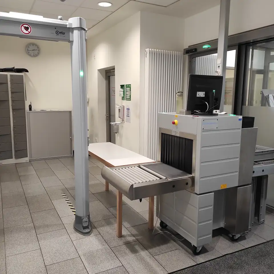 Sicherheitsschleuse des Justizzentrums Am Wall (Neubau) mit R&ouml;ntgenger&auml;t und Metalldetektor