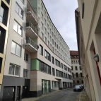 Rückansicht Justizzentrum am Wall (Neubau) mit der Straße Ostertorwallstraße  im Vordergrund, Blickrichtung nach Süd-Ost, im Hintergrund ist das Justizzentrum am Wall (Altbau) zu sehen.