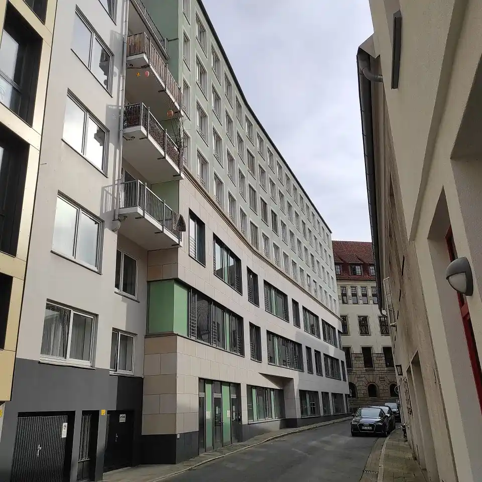 R&uuml;ckansicht Justizzentrum am Wall (Neubau) mit der Stra&szlig;e Ostertorwallstra&szlig;e  im Vordergrund, Blickrichtung nach S&uuml;d-Ost, im Hintergrund ist das Justizzentrum am Wall (Altbau) zu sehen.