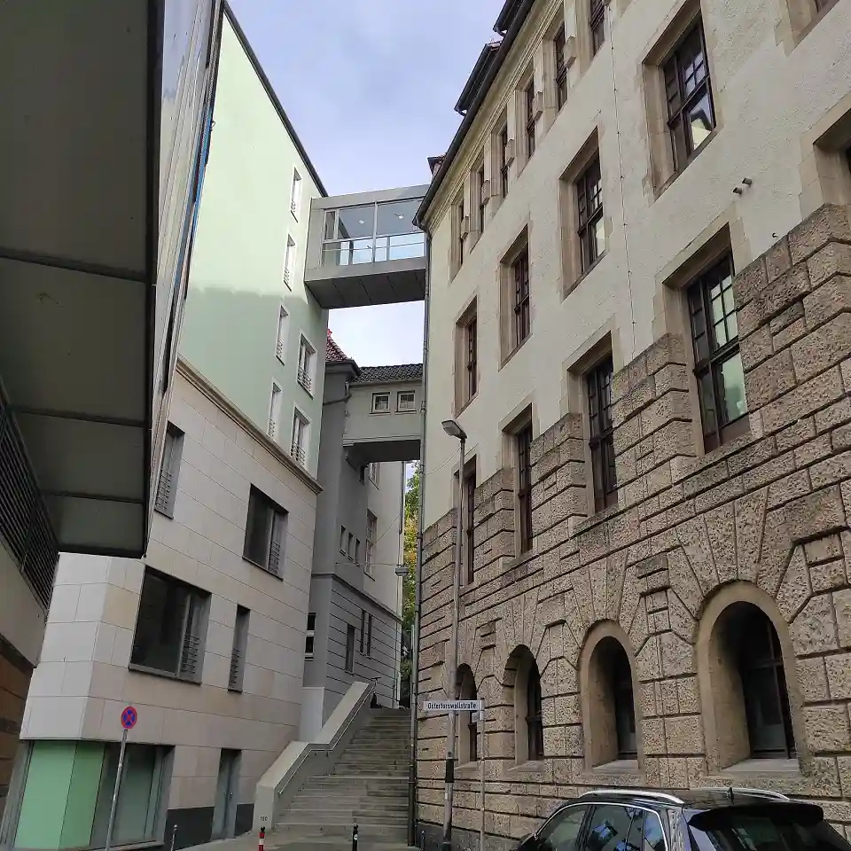 &Uuml;bergang im Justizzentrum am Wall zwischen Altbau (recht) und Neubau (links), Treppenaufgang zur Stra&szlig;e am Wall