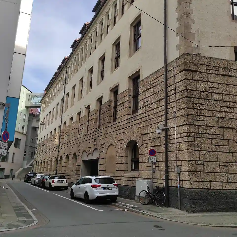 R&uuml;ckansicht Justizzentrum am Wall (Altbau) mit der Stra&szlig;e Hurrelberg im Vordergrund, nebst &Uuml;bergang zum Neubau und Treppenaufgang zur Stra&szlig;e am Wall