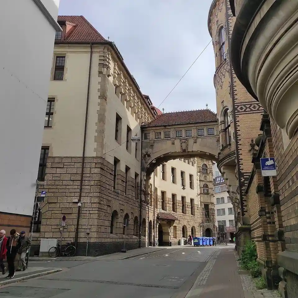 Seitenansicht Justizzentrum am Wall (Altbau) nebst denkmalgesch&uuml;tzten &Uuml;bergang zum Landgericht, Buchtstra&szlig;e