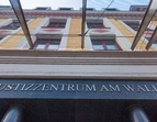 Haupteingang des JZAW, Schriftzug über dem Eingang und einer Markise 
˜ Bildnachweis: Senatorin für Justiz und Verfassung, Richtweg 16-22, 28195 Bremen