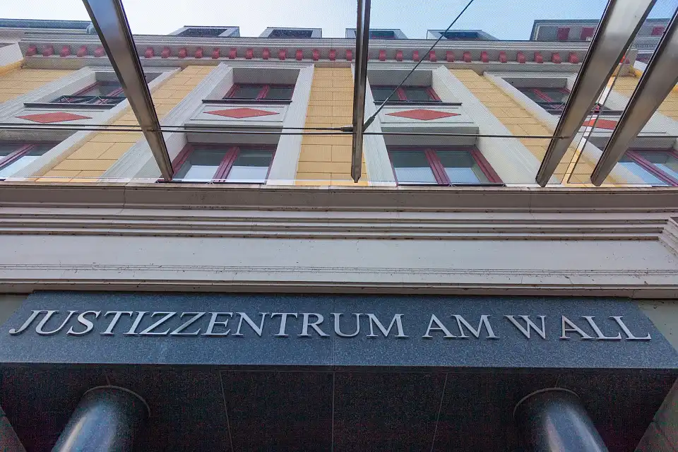 Haupteingang des JZAW, Schriftzug &uuml;ber dem Eingang und einer Markise