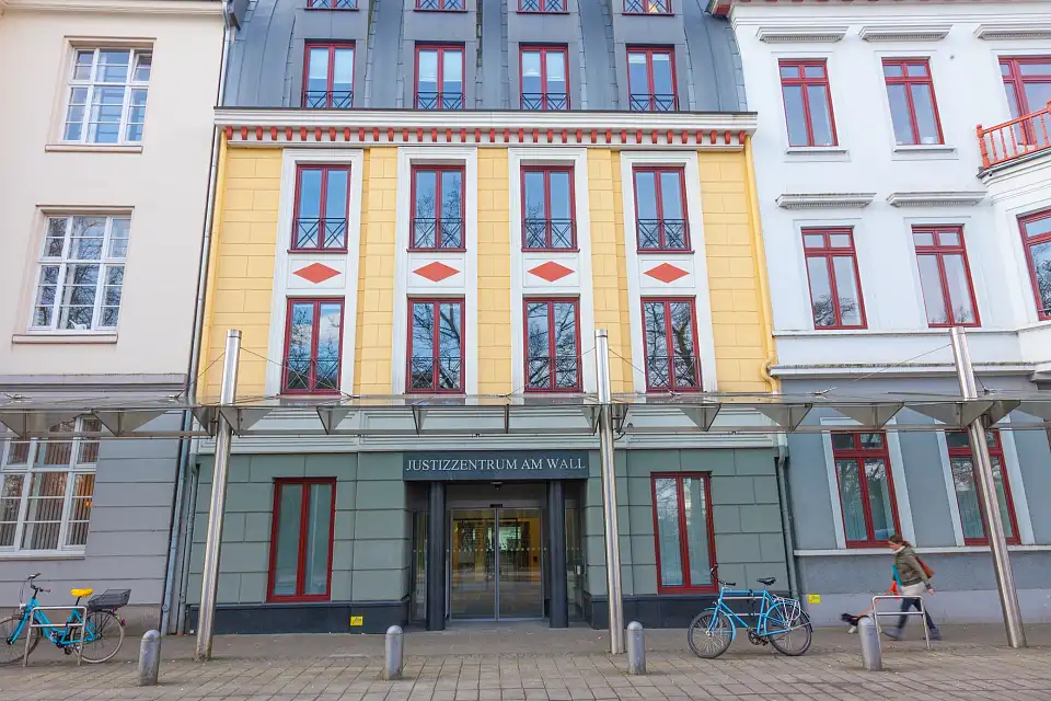 Frontansicht des Justizzentrums Am Wall (Neubau) mit der Stra&szlig;e am Wall im Vordergrund, Blickrichtung Westen